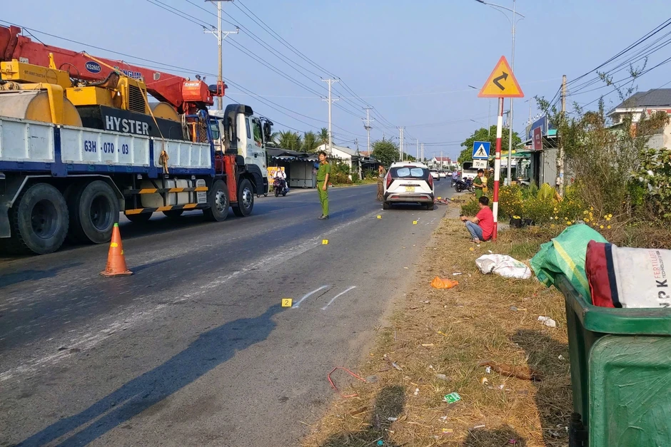 Ô tô va chạm với 2 người đi xe đạp, 1 nạn nhân tử vong Ô tô va chạm với 2 người đi xe đạp, 1 nạn nhân tử vong