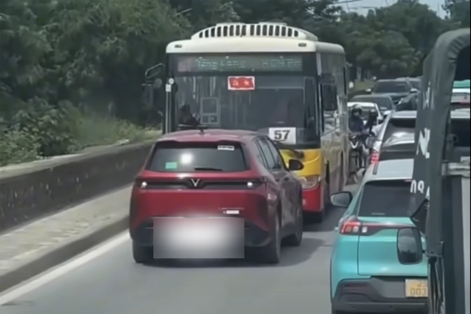 Ô tô 'vượt ẩu' đối đầu xe buýt ở Hà Nội, tài xế nhận cái kết bất ngờ Ô tô 'vượt ẩu' đối đầu xe buýt ở Hà Nội, tài xế nhận cái kết bất ngờ