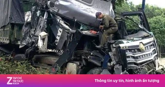 Ôtô tải biến dạng sau va chạm xe đầu kéo ở TP.HCM