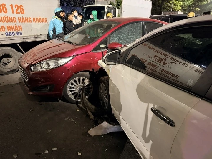 Ôtô tông liên hoàn 7 phương tiện ở Hà Nội Ôtô tông liên hoàn 7 phương tiện ở Hà Nội
