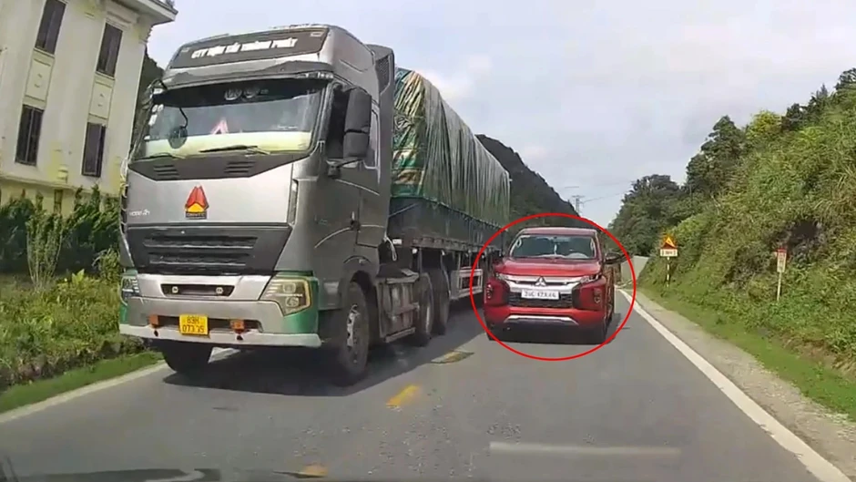 Phân biệt 'vượt xe' và 'vượt phải' thế nào để tránh bị phạt? Phân biệt 'vượt xe' và 'vượt phải' thế nào để tránh bị phạt?