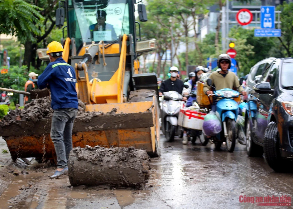 Phạt gần 35 triệu, cắt bỏ thành thùng xe tải làm rơi vãi bùn đất ở Hà Nội Phạt gần 35 triệu, cắt bỏ thành thùng xe tải làm rơi vãi bùn đất ở Hà Nội