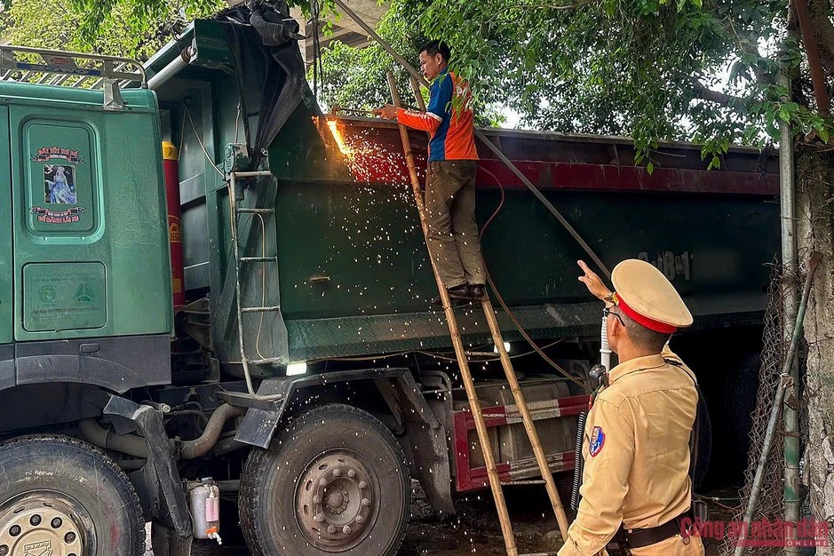 Phạt gần 35 triệu, cắt bỏ thành thùng xe tải làm rơi vãi bùn đất ở Hà Nội Phạt gần 35 triệu, cắt bỏ thành thùng xe tải làm rơi vãi bùn đất ở Hà Nội