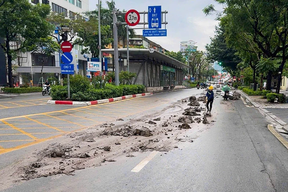 Phạt gần 35 triệu, cắt bỏ thành thùng xe tải làm rơi vãi bùn đất ở Hà Nội Phạt gần 35 triệu, cắt bỏ thành thùng xe tải làm rơi vãi bùn đất ở Hà Nội