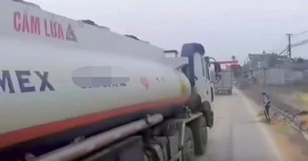 Phạt lái xe chở xăng, dầu liên tục hú còi, vượt xe sai quy định trên đường