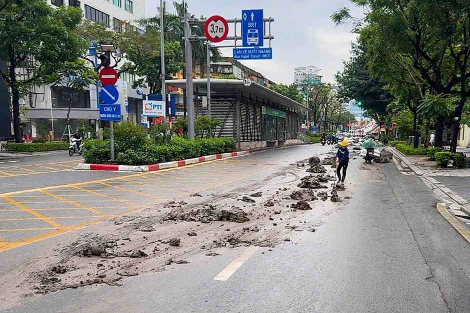 Phạt nặng tài xế xe tải làm rơi lượng lớn bùn đất trên phố Láng Hạ Phạt nặng tài xế xe tải làm rơi lượng lớn bùn đất trên phố Láng Hạ