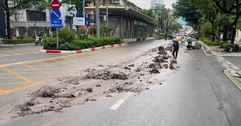 Phạt nặng tài xế xe tải làm rơi lượng lớn bùn đất trên phố Láng Hạ
