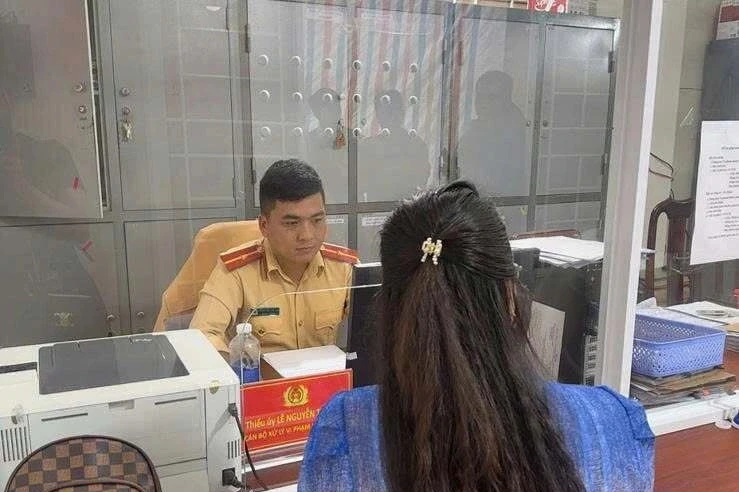 Phạt nữ tài xế để 3 trẻ nhỏ thò đầu trên nóc ô tô đang chạy Phạt nữ tài xế để 3 trẻ nhỏ thò đầu trên nóc ô tô đang chạy
