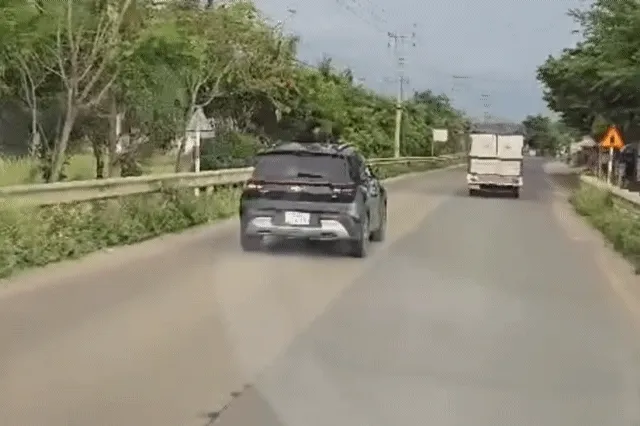 Phạt nữ tài xế để 3 trẻ nhỏ thò đầu trên nóc ô tô đang chạy Phạt nữ tài xế để 3 trẻ nhỏ thò đầu trên nóc ô tô đang chạy