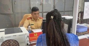 Phạt nữ tài xế để 3 trẻ nhỏ thò đầu trên nóc ô tô đang chạy