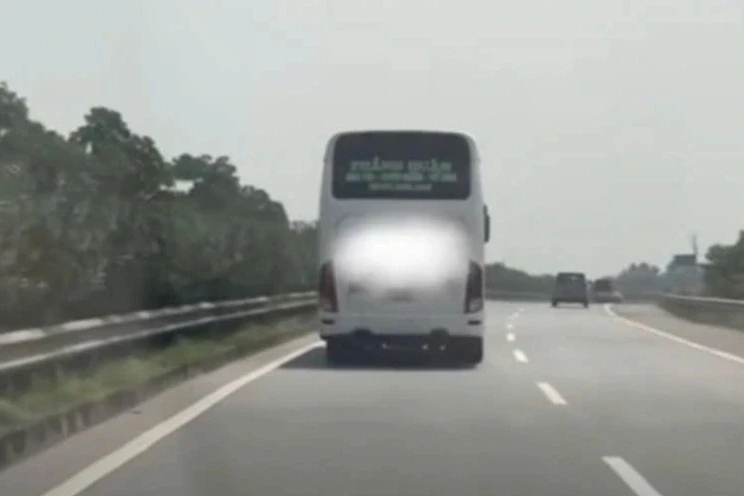 Phạt tài xế xe khách chạy kiểu "rùa bò", bám làn trái đường cao tốc Phạt tài xế xe khách chạy kiểu "rùa bò", bám làn trái đường cao tốc