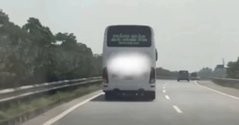 Phạt tài xế xe khách chạy kiểu "rùa bò", bám làn trái đường cao tốc