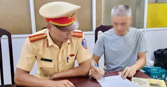 Phạt tài xế xe tải làm rơi bùn đất ra đường Võ Chí Công