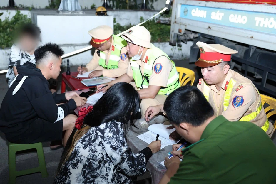 Phó Giám đốc Công an Ninh Bình xuống đường chỉ đạo truy bắt 'quái xế' Phó Giám đốc Công an Ninh Bình xuống đường chỉ đạo truy bắt 'quái xế'