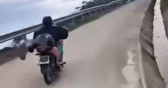 Phóng xe máy với tư thế lạ, nam thanh niên bị tịch thu phương tiện