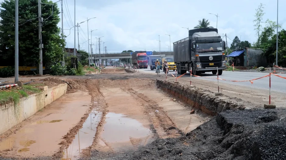 Quốc lộ 14B đoạn qua TP Đà Nẵng: Thi công ì ạch, rào chắn sơ sài Quốc lộ 14B đoạn qua TP Đà Nẵng: Thi công ì ạch, rào chắn sơ sài