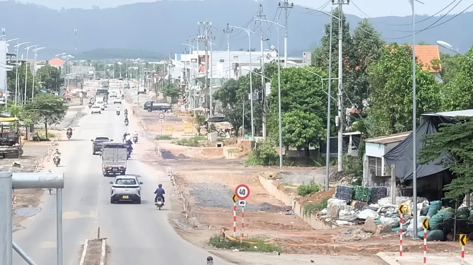 Quốc lộ 14B đoạn qua TP Đà Nẵng: Thi công ì ạch, rào chắn sơ sài Quốc lộ 14B đoạn qua TP Đà Nẵng: Thi công ì ạch, rào chắn sơ sài