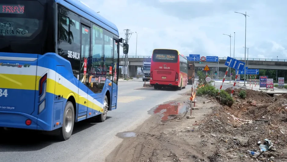 Quốc lộ 14B đoạn qua TP Đà Nẵng: Thi công ì ạch, rào chắn sơ sài Quốc lộ 14B đoạn qua TP Đà Nẵng: Thi công ì ạch, rào chắn sơ sài