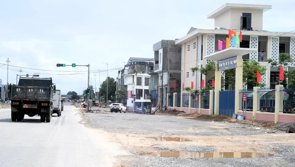 Quốc lộ 14B đoạn qua TP Đà Nẵng: Thi công ì ạch, rào chắn sơ sài Quốc lộ 14B đoạn qua TP Đà Nẵng: Thi công ì ạch, rào chắn sơ sài