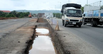 Quốc lộ 14B đoạn qua TP Đà Nẵng: Thi công ì ạch, rào chắn sơ sài