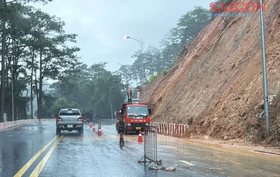 Quốc lộ 28, đèo Prenn lại sạt lở sau các đợt mưa lớn Quốc lộ 28, đèo Prenn lại sạt lở sau các đợt mưa lớn