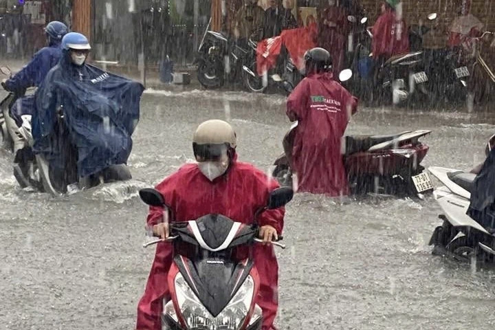 Quốc lộ 51 chìm trong ‘biển nước’, ùn tắc kèo dài hàng km Quốc lộ 51 chìm trong ‘biển nước’, ùn tắc kèo dài hàng km