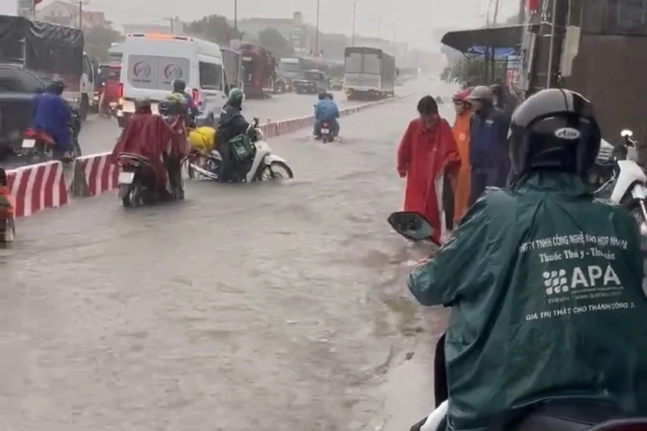 Quốc lộ 51 chìm trong ‘biển nước’, ùn tắc kèo dài hàng km Quốc lộ 51 chìm trong ‘biển nước’, ùn tắc kèo dài hàng km