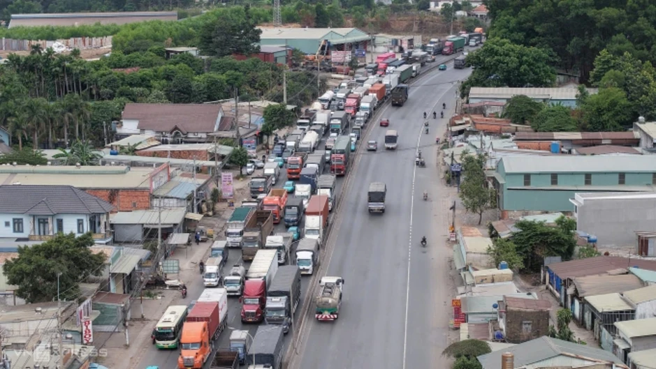 Quốc lộ 51 kẹt cứng 5 km vì rào chắn sửa đường Quốc lộ 51 kẹt cứng 5 km vì rào chắn sửa đường