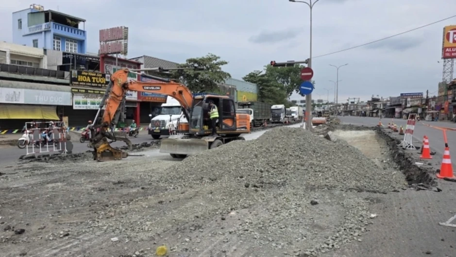 Quốc lộ 51 kẹt cứng 5 km vì rào chắn sửa đường Quốc lộ 51 kẹt cứng 5 km vì rào chắn sửa đường