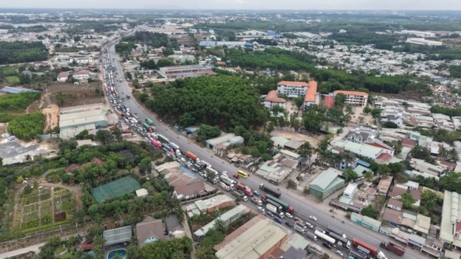 Quốc lộ 51 kẹt cứng 5 km vì rào chắn sửa đường Quốc lộ 51 kẹt cứng 5 km vì rào chắn sửa đường