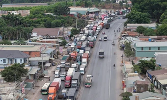 Quốc lộ 51 kẹt cứng 5 km vì rào chắn sửa đường