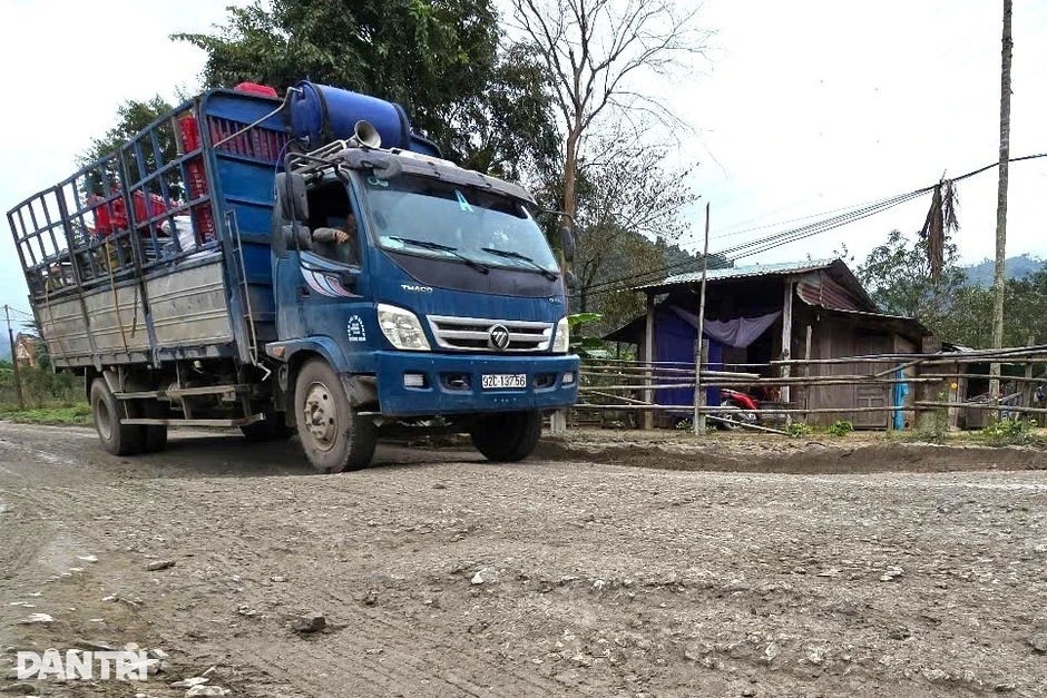 Quốc lộ “nát như tương” chưa sửa chữa đã bị lấn chiếm hành lang