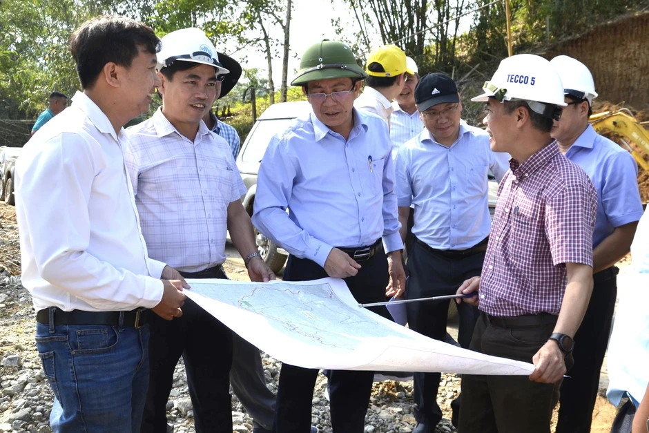 Quốc lộ “nát như tương” chưa sửa chữa đã bị lấn chiếm hành lang