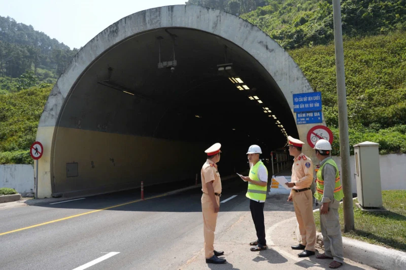 Răn đe, xử lý nghiêm thanh thiếu niên tiềm ẩn nguy cơ cao gây mất an toàn giao thông Răn đe, xử lý nghiêm thanh thiếu niên tiềm ẩn nguy cơ cao gây mất an toàn giao thông