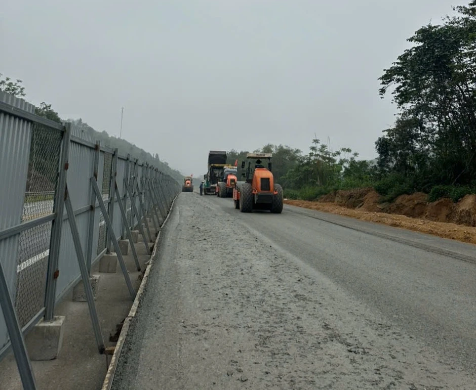 Rợn người cảnh lấn làn, vượt ẩu trên đoạn cao tốc Nội Bài - Lào Cai đang mở rộng Rợn người cảnh lấn làn, vượt ẩu trên đoạn cao tốc Nội Bài - Lào Cai đang mở rộng