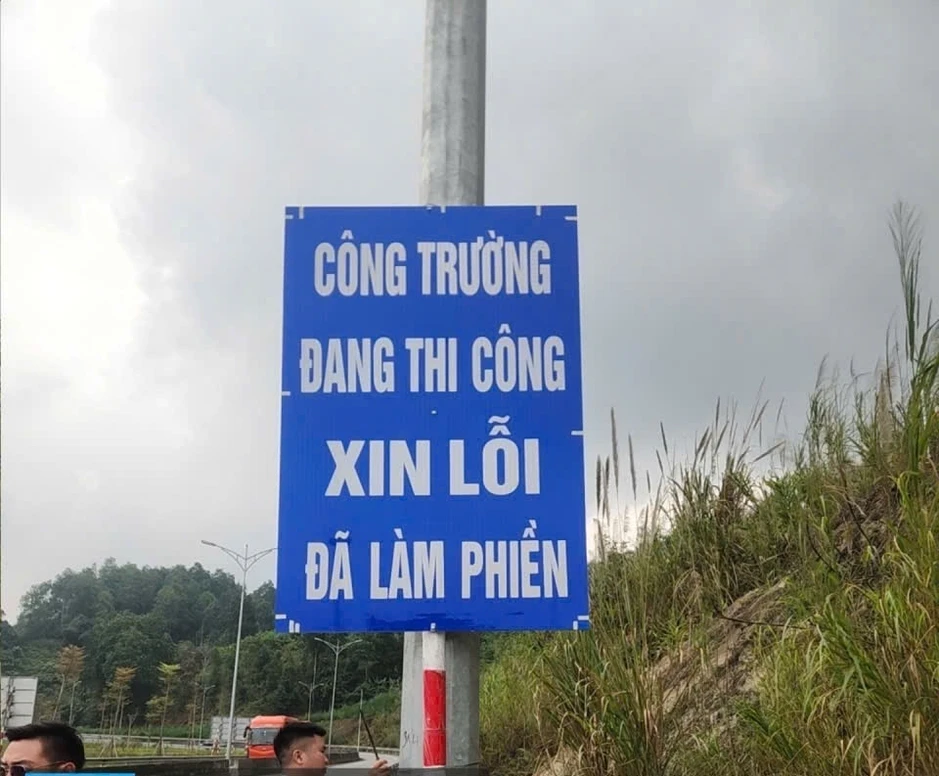 Rợn người cảnh lấn làn, vượt ẩu trên đoạn cao tốc Nội Bài - Lào Cai đang mở rộng Rợn người cảnh lấn làn, vượt ẩu trên đoạn cao tốc Nội Bài - Lào Cai đang mở rộng
