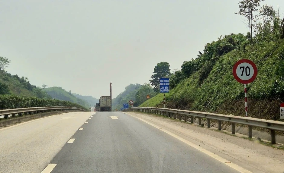 Rợn người cảnh lấn làn, vượt ẩu trên đoạn cao tốc Nội Bài - Lào Cai đang mở rộng Rợn người cảnh lấn làn, vượt ẩu trên đoạn cao tốc Nội Bài - Lào Cai đang mở rộng
