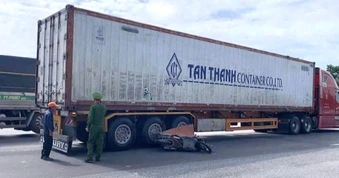 Sang đường không quan sát, người phụ nữ bị xe đầu kéo tông tử vong