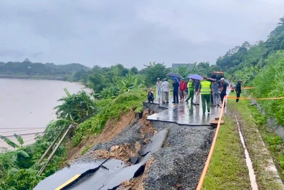 Sạt 30m trên tỉnh lộ 161 ở Lào Cai, khiến giao thông bị chia cắt Sạt 30m trên tỉnh lộ 161 ở Lào Cai, khiến giao thông bị chia cắt