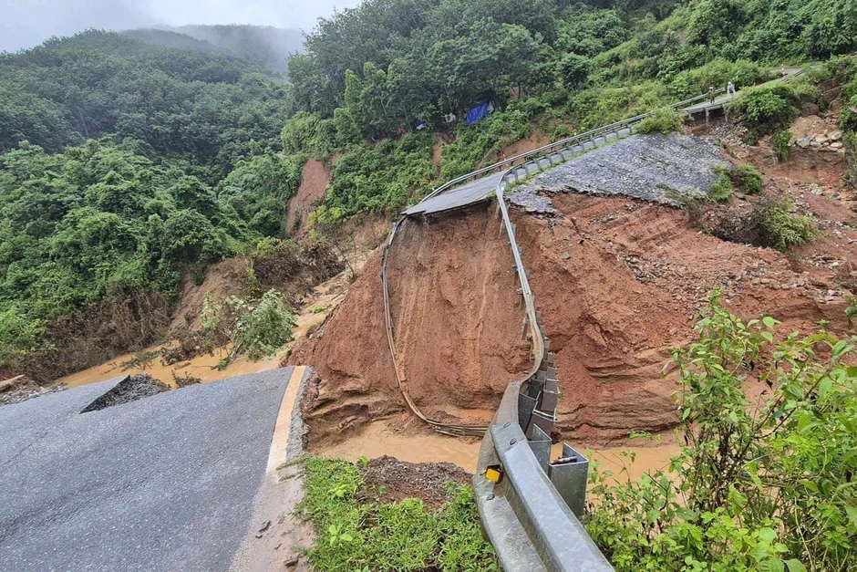 Sạt lở quốc lộ 12, xe từ Lai Châu đi Điện Biên phải vòng xa thêm 245km