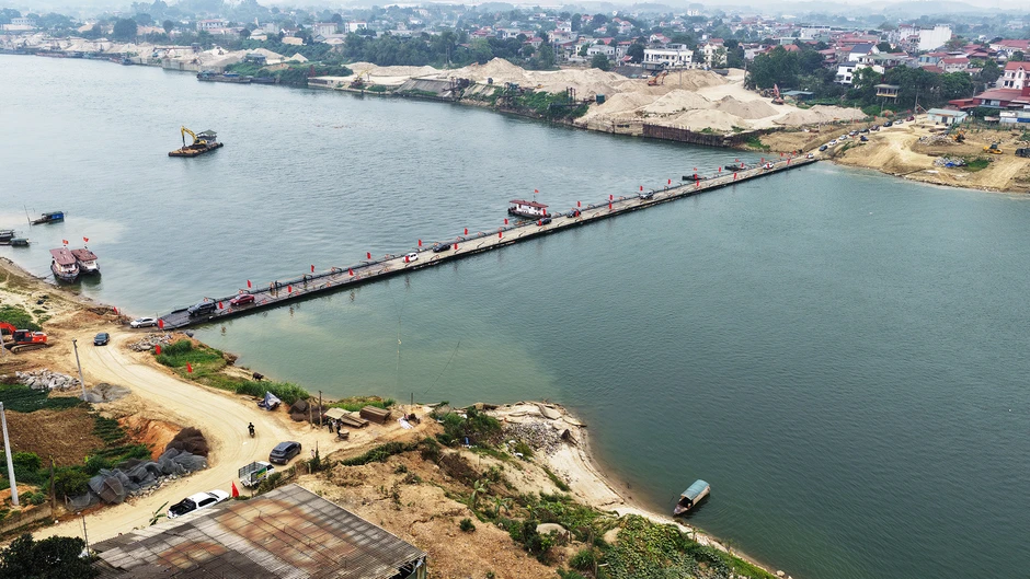 Sau sự cố trơ lõi thép, rầm rộ máy móc sửa chữa trụ cầu Sông Lô Sau sự cố trơ lõi thép, rầm rộ máy móc sửa chữa trụ cầu Sông Lô