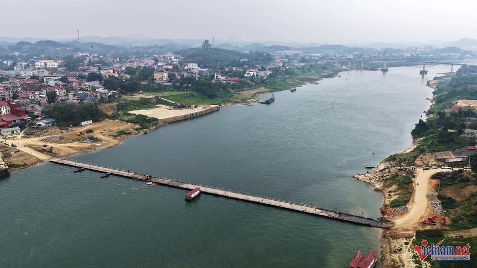 Sau sự cố trơ lõi thép, rầm rộ máy móc sửa chữa trụ cầu Sông Lô Sau sự cố trơ lõi thép, rầm rộ máy móc sửa chữa trụ cầu Sông Lô