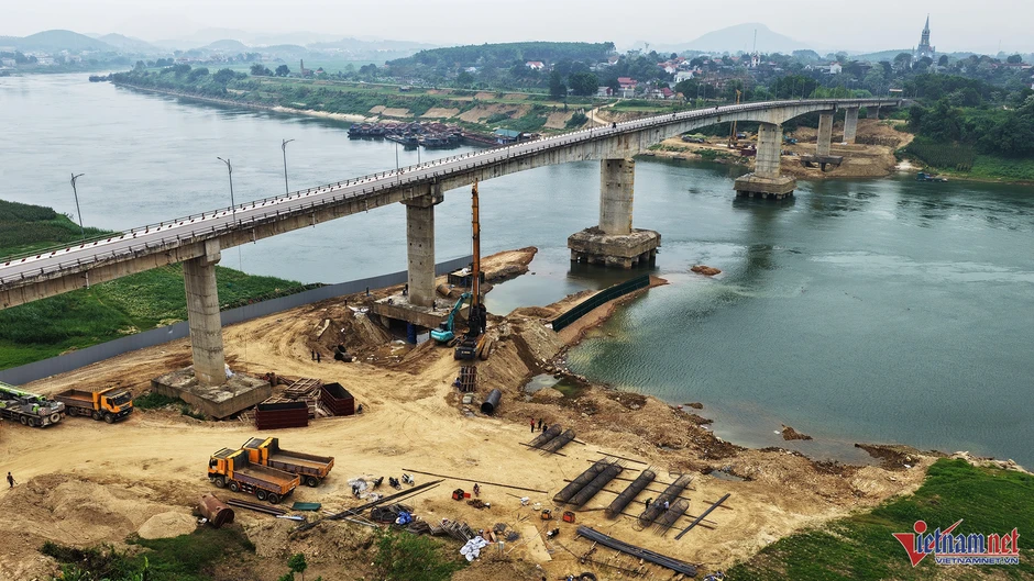 Sau sự cố trơ lõi thép, rầm rộ máy móc sửa chữa trụ cầu Sông Lô Sau sự cố trơ lõi thép, rầm rộ máy móc sửa chữa trụ cầu Sông Lô