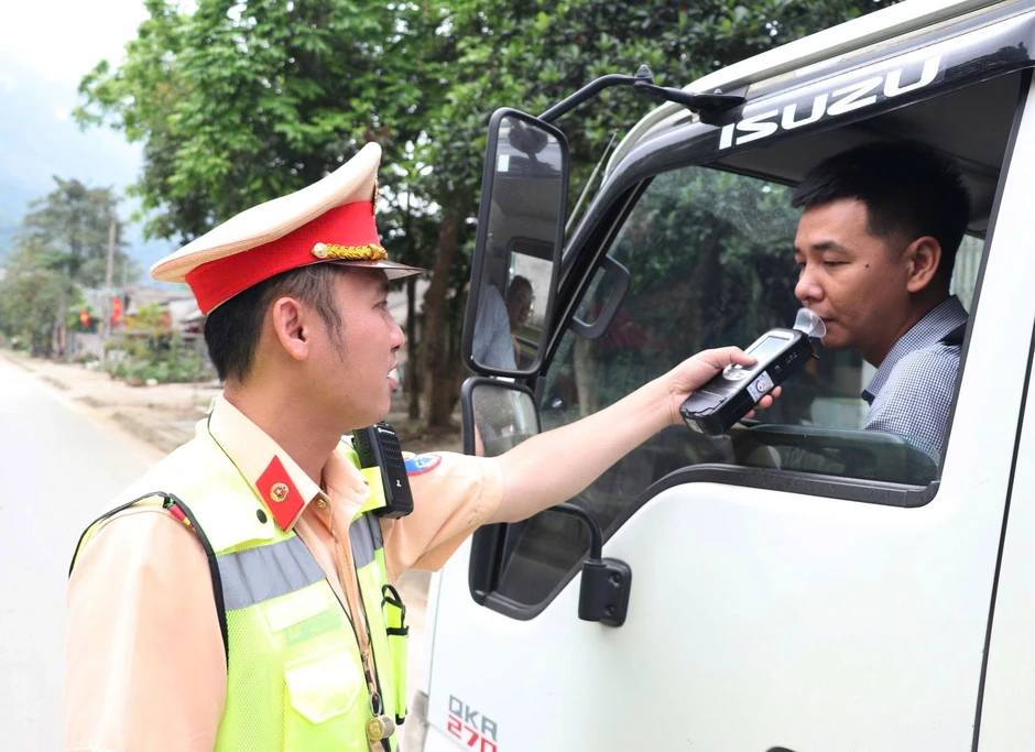 Sáu tháng đầu năm, CSGT Tuyên Quang xử lý hơn 5.700 tài xế dính "cồn" Sáu tháng đầu năm, CSGT Tuyên Quang xử lý hơn 5.700 tài xế dính "cồn"