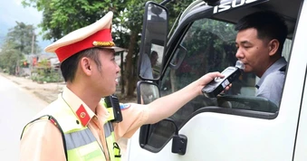 Sáu tháng đầu năm, CSGT Tuyên Quang xử lý hơn 5.700 tài xế dính "cồn"