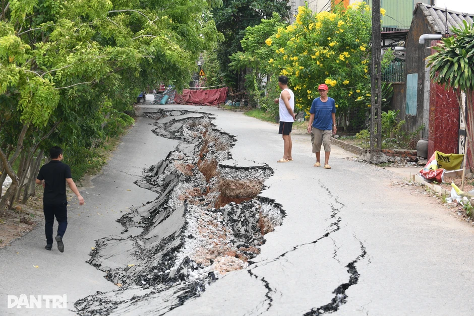 Sau tiếng động lớn, gần 50m đường nhựa nứt toác, lún sâu hơn 2m Sau tiếng động lớn, gần 50m đường nhựa nứt toác, lún sâu hơn 2m