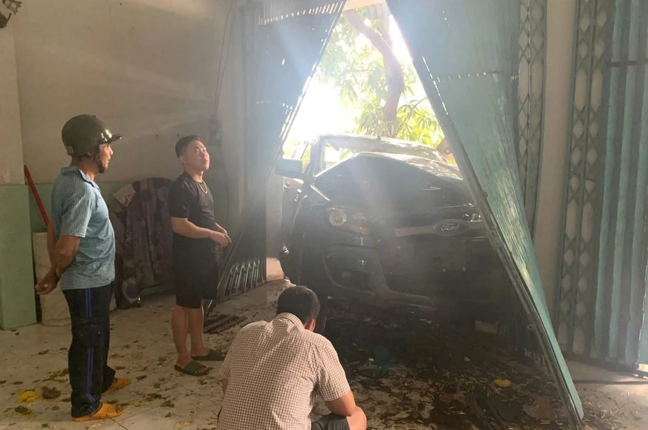 Sau va chạm, nữ tài xế lái xe bán tải lao vào nhà dân Sau va chạm, nữ tài xế lái xe bán tải lao vào nhà dân