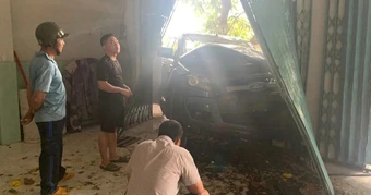 Sau va chạm, nữ tài xế lái xe bán tải lao vào nhà dân