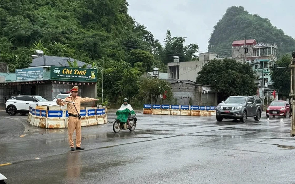 Sét đánh gây ra cảnh hi hữu, CSGT phát cảnh báo khẩn