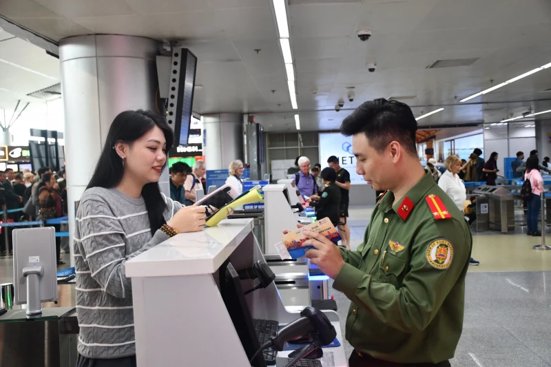 Siết chặt an ninh cửa ngõ hàng không Đà Nẵng, không để tội phạm có... “đất sống” Siết chặt an ninh cửa ngõ hàng không Đà Nẵng, không để tội phạm có... “đất sống”